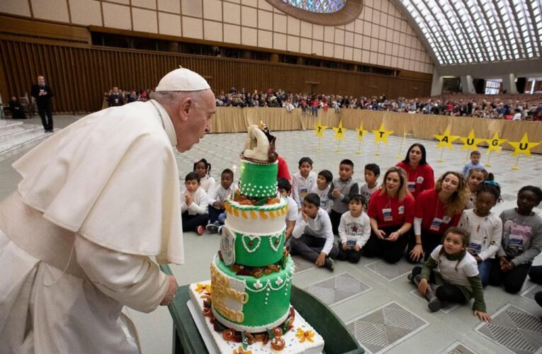 Anche il papa ha bisogno di una torta di compleanno.